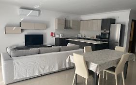 New 3 Bedroom Apartment Close To Airport
